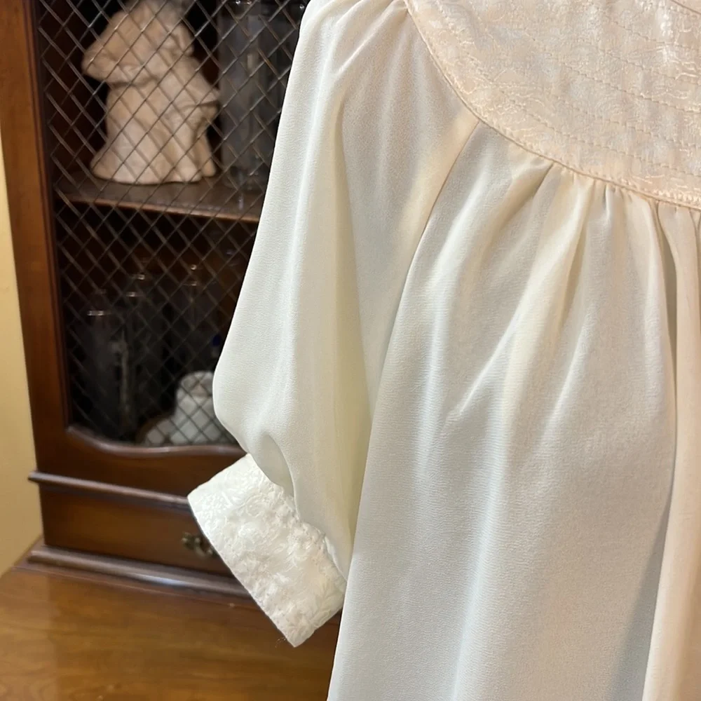 Anthropologie sleeves button silhouette